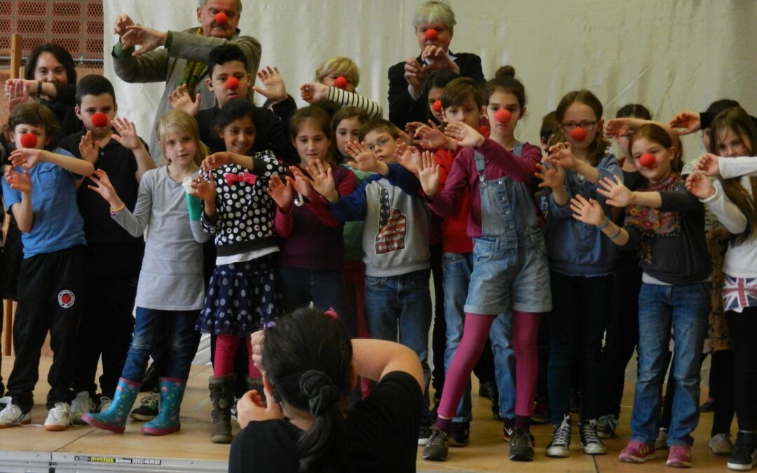 Pantomimen-Schau von gehörlosen Kindern