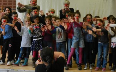 Pantomimen-Schau von gehörlosen Kindern