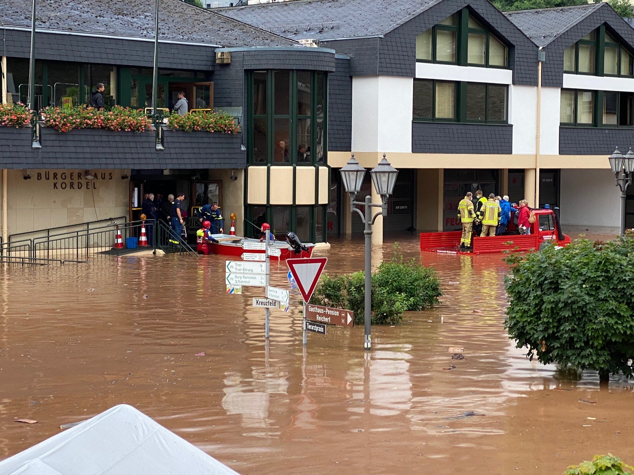 Einsatzkraefte im Wasser für Flutopfer Einsatzkraefte im Einsatz für Flutopfer