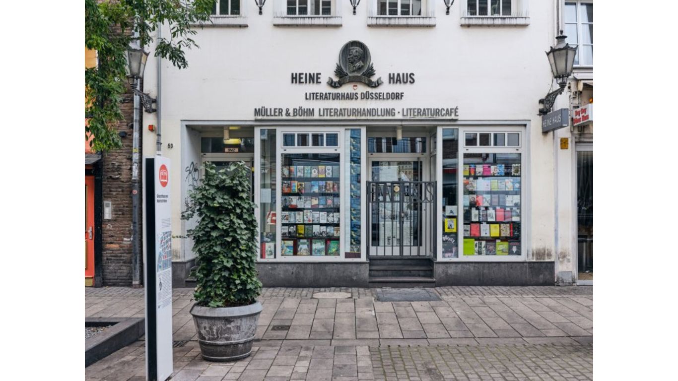 Heinrich-Heine-Haus EG Front KI bearbeitet Heinrich-Heine Haus Düsseldorf mit KI bearbeitet